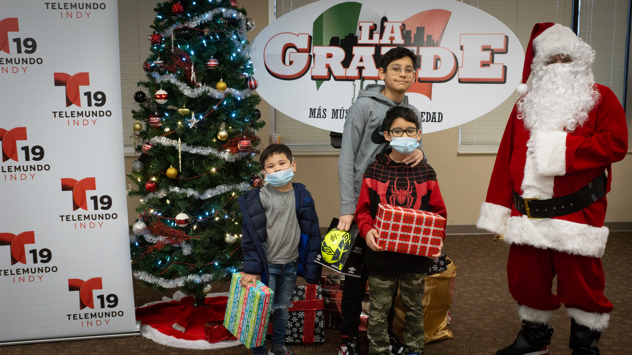 Navidad En Grande Pics with Santa Claus