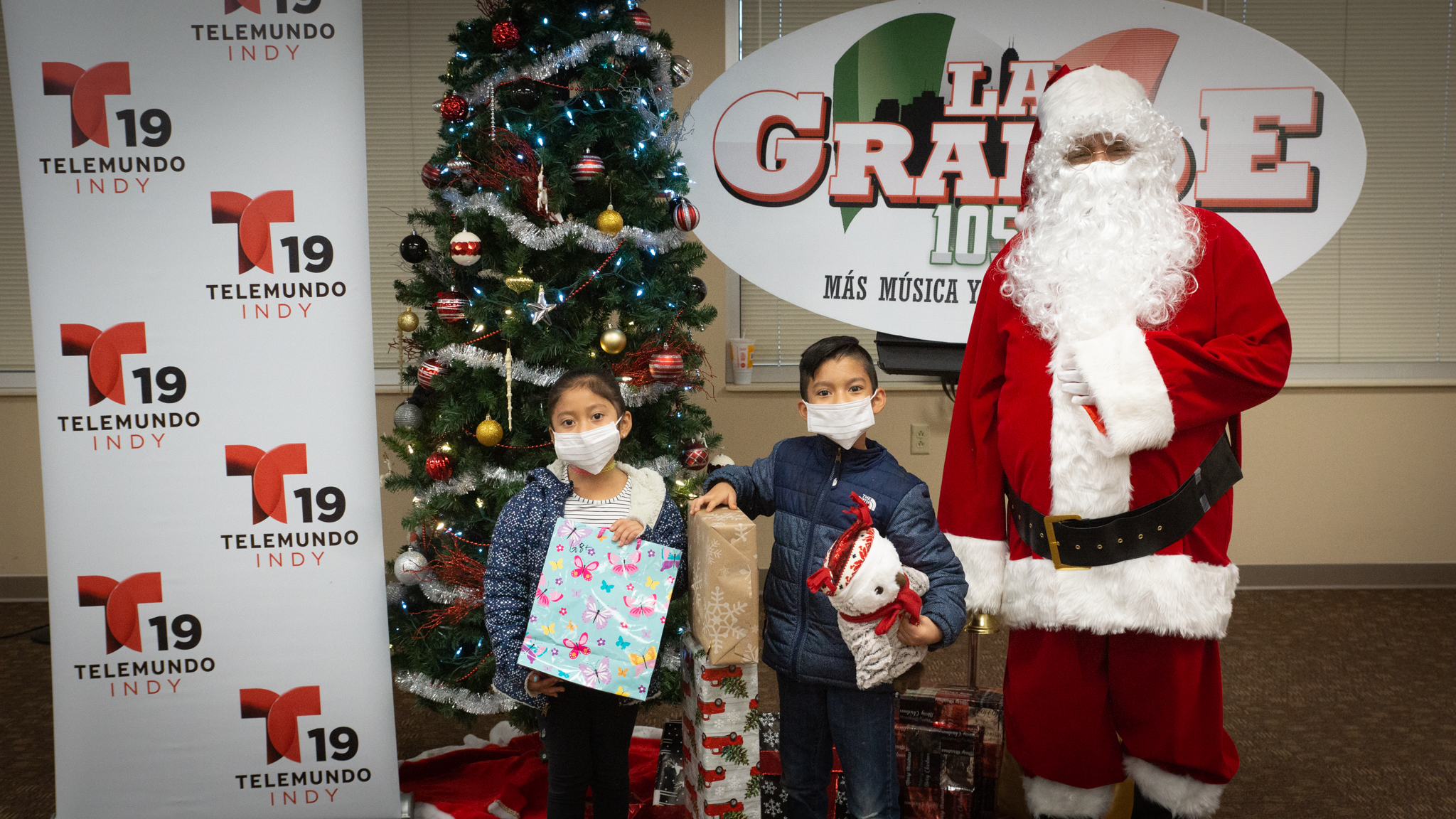 Navidad En Grande Pics with Santa Claus