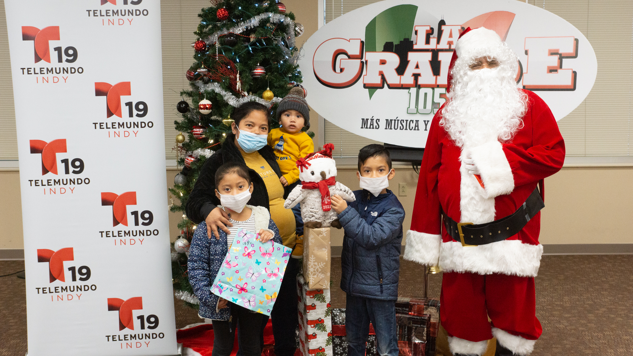 Navidad En Grande Pics with Santa Claus