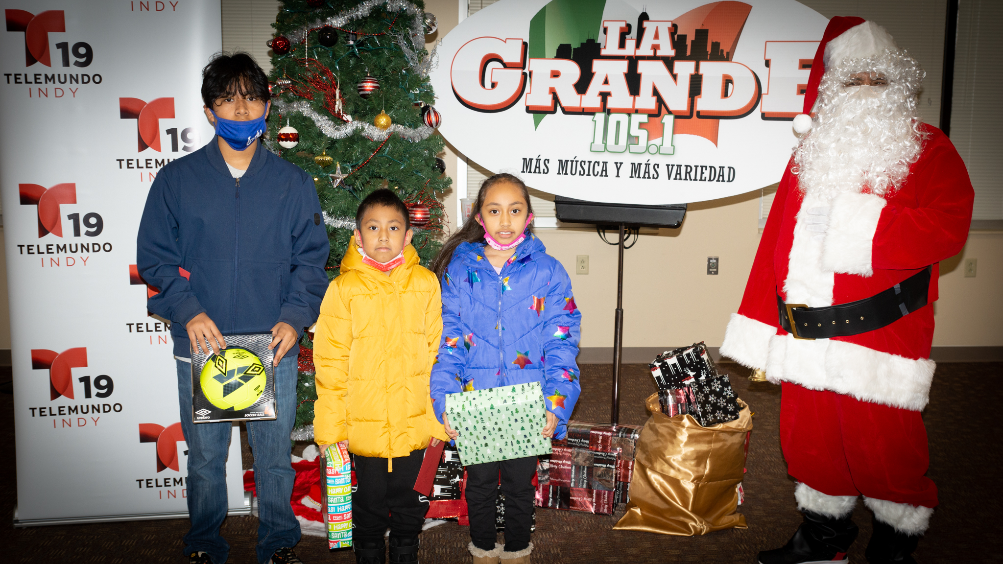 Navidad En Grande Pics with Santa Claus