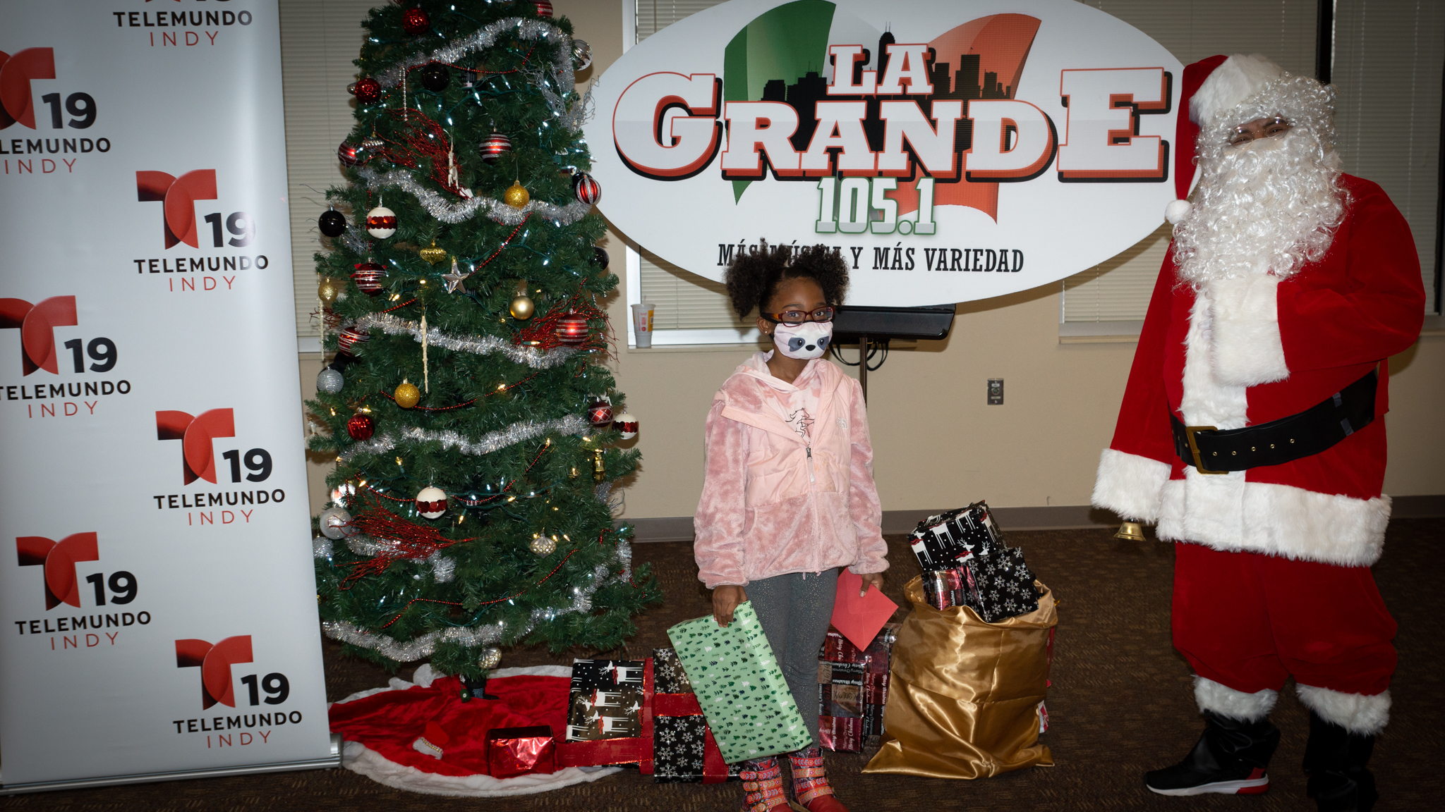 Navidad En Grande Pics with Santa Claus