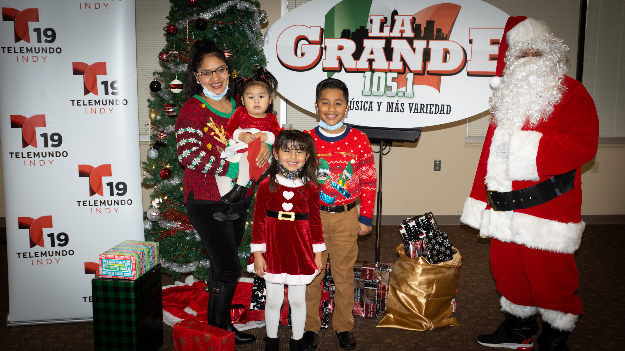 Navidad En Grande Pics with Santa Claus