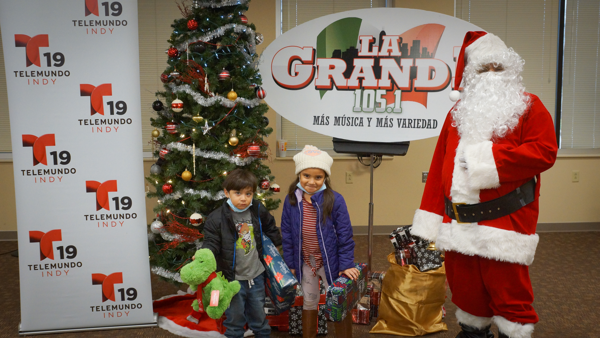 Navidad En Grande Pics with Santa Claus