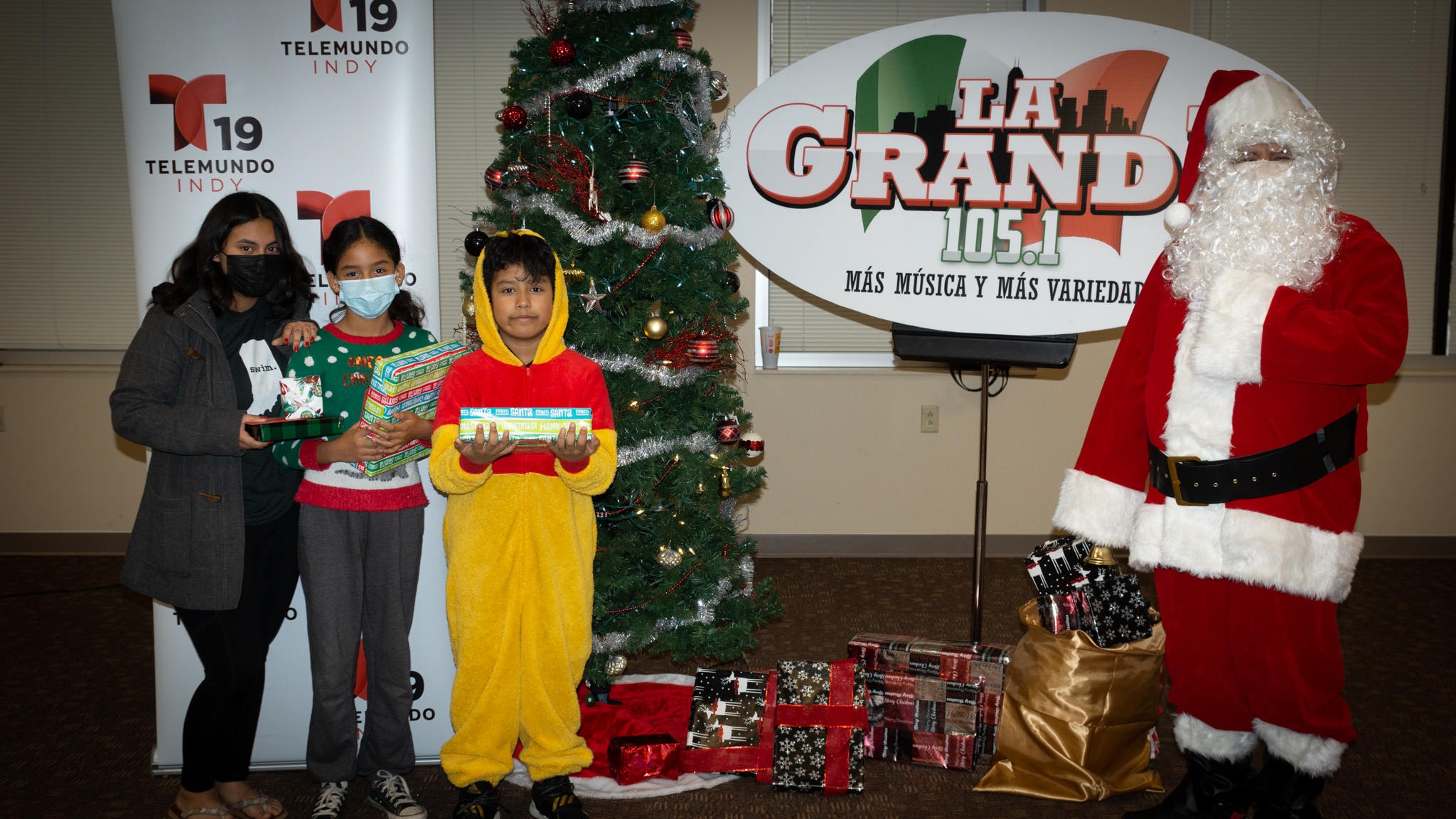 Navidad En Grande Pics with Santa Claus