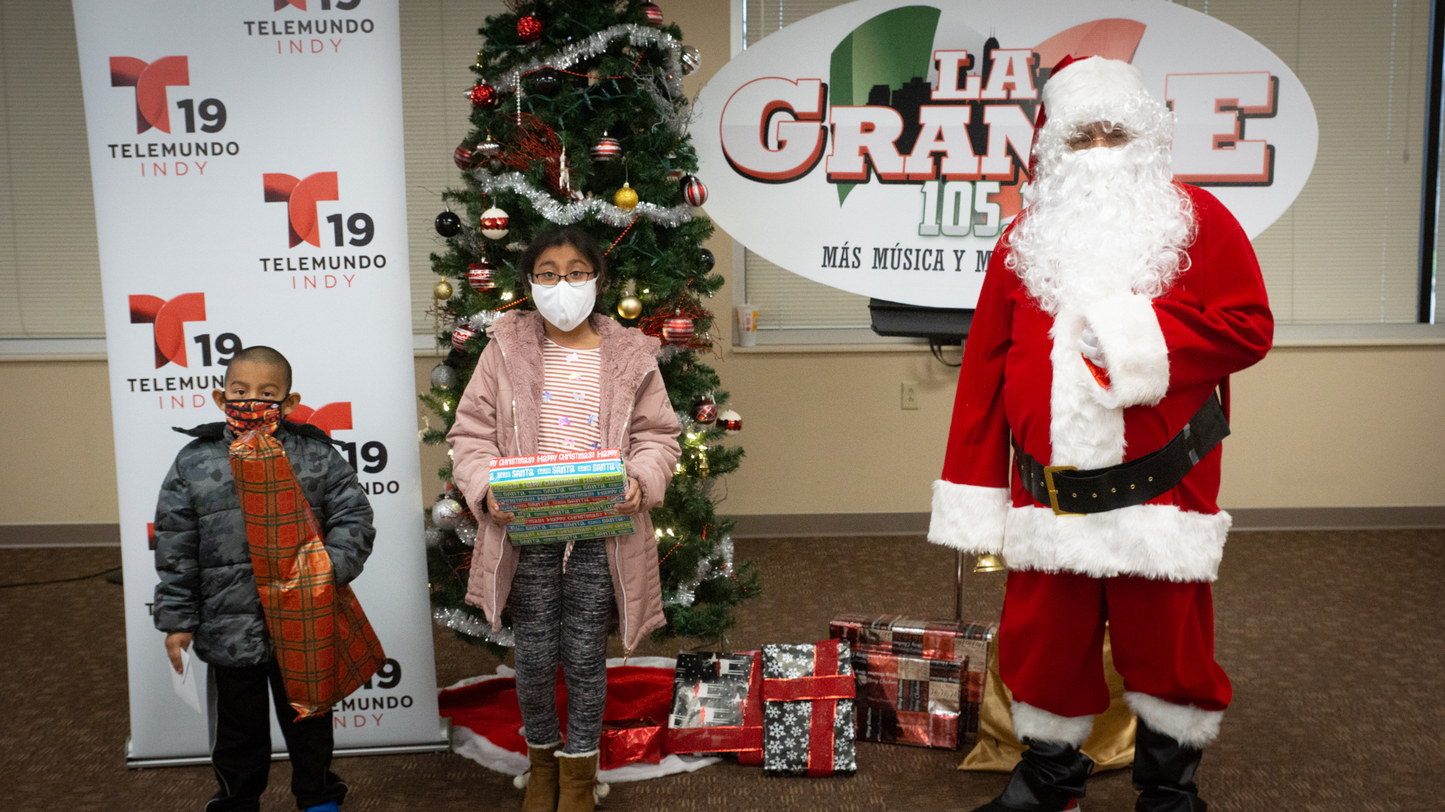 Navidad En Grande Pics with Santa Claus