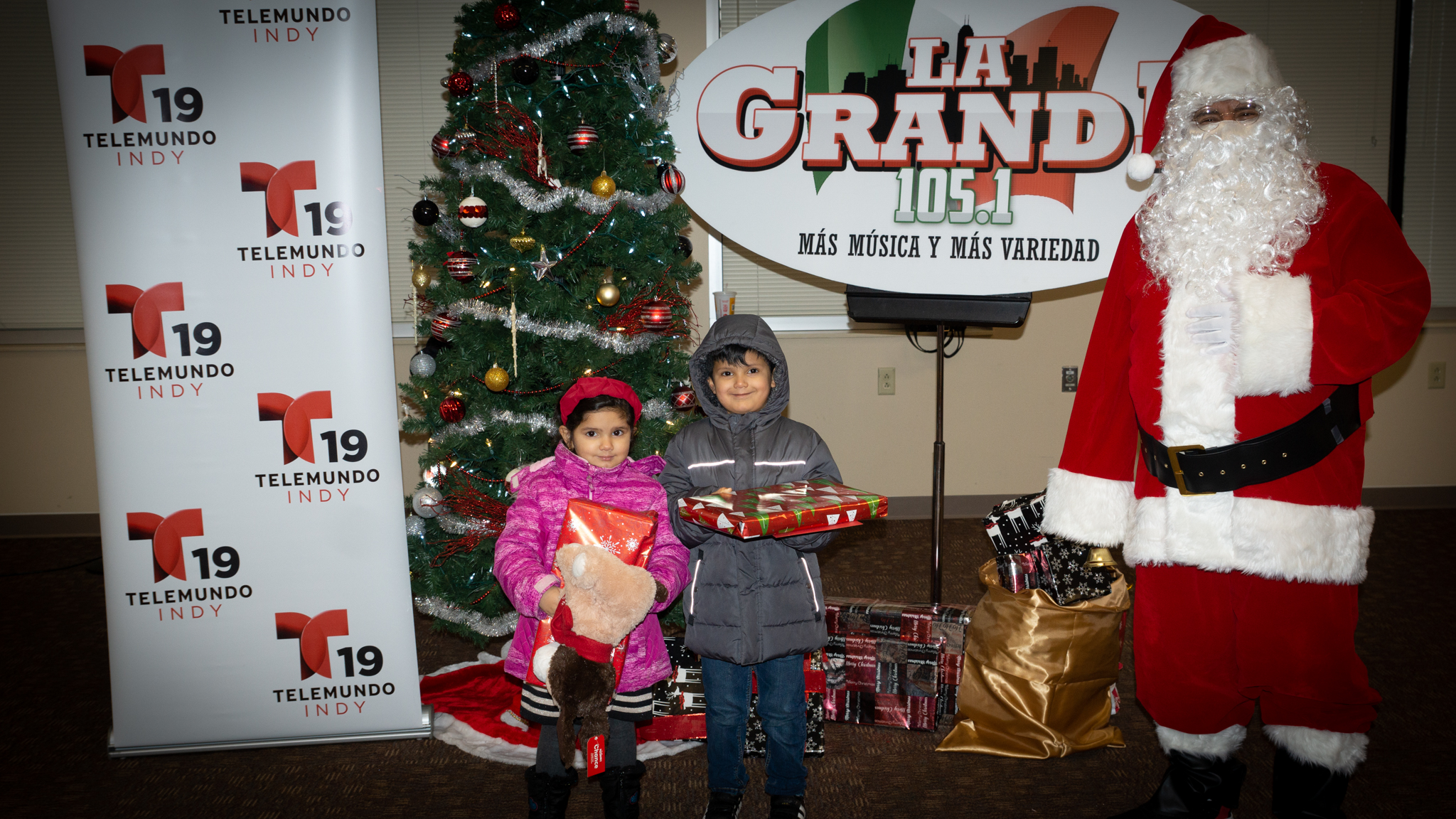 Navidad En Grande Pics with Santa Claus