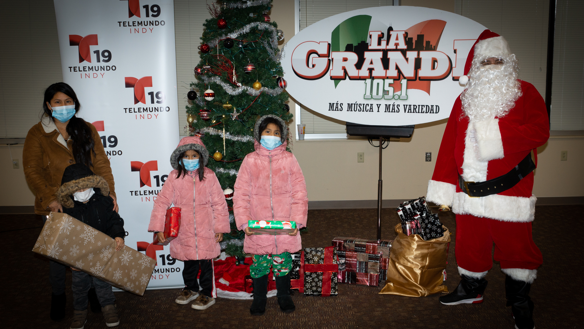 Navidad En Grande Pics with Santa Claus