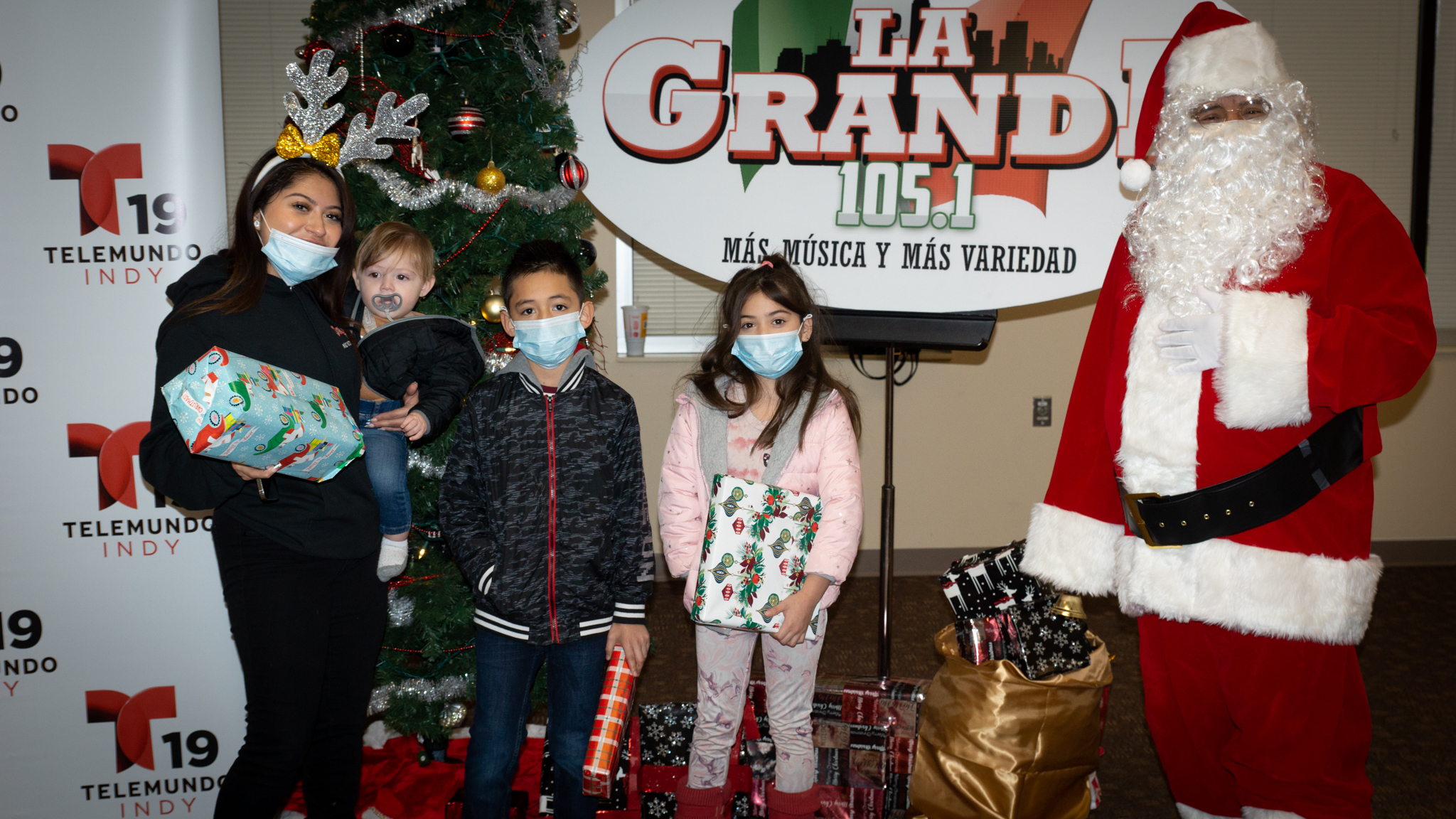 Navidad En Grande Pics with Santa Claus