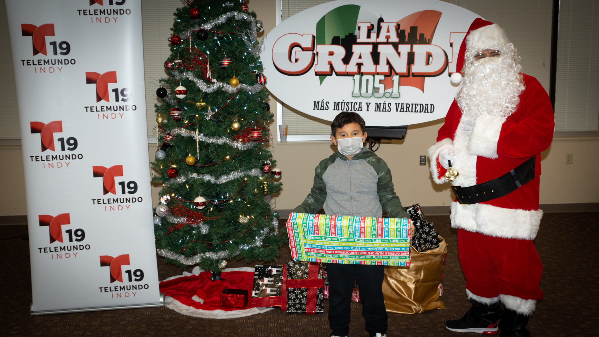 Navidad En Grande Pics with Santa Claus