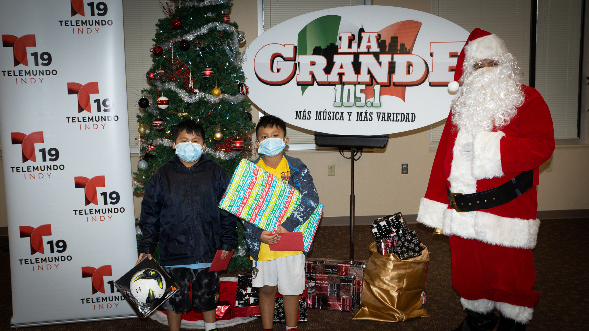 Navidad En Grande Pics with Santa Claus