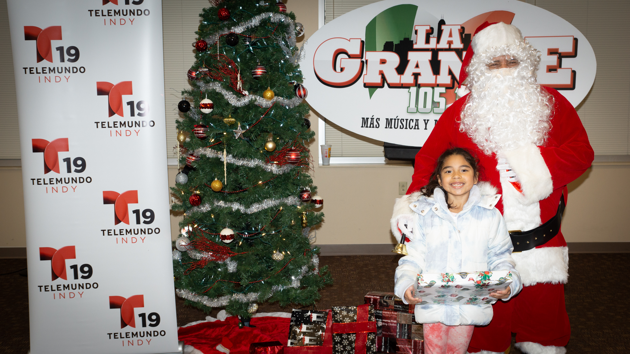 Navidad En Grande Pics with Santa Claus