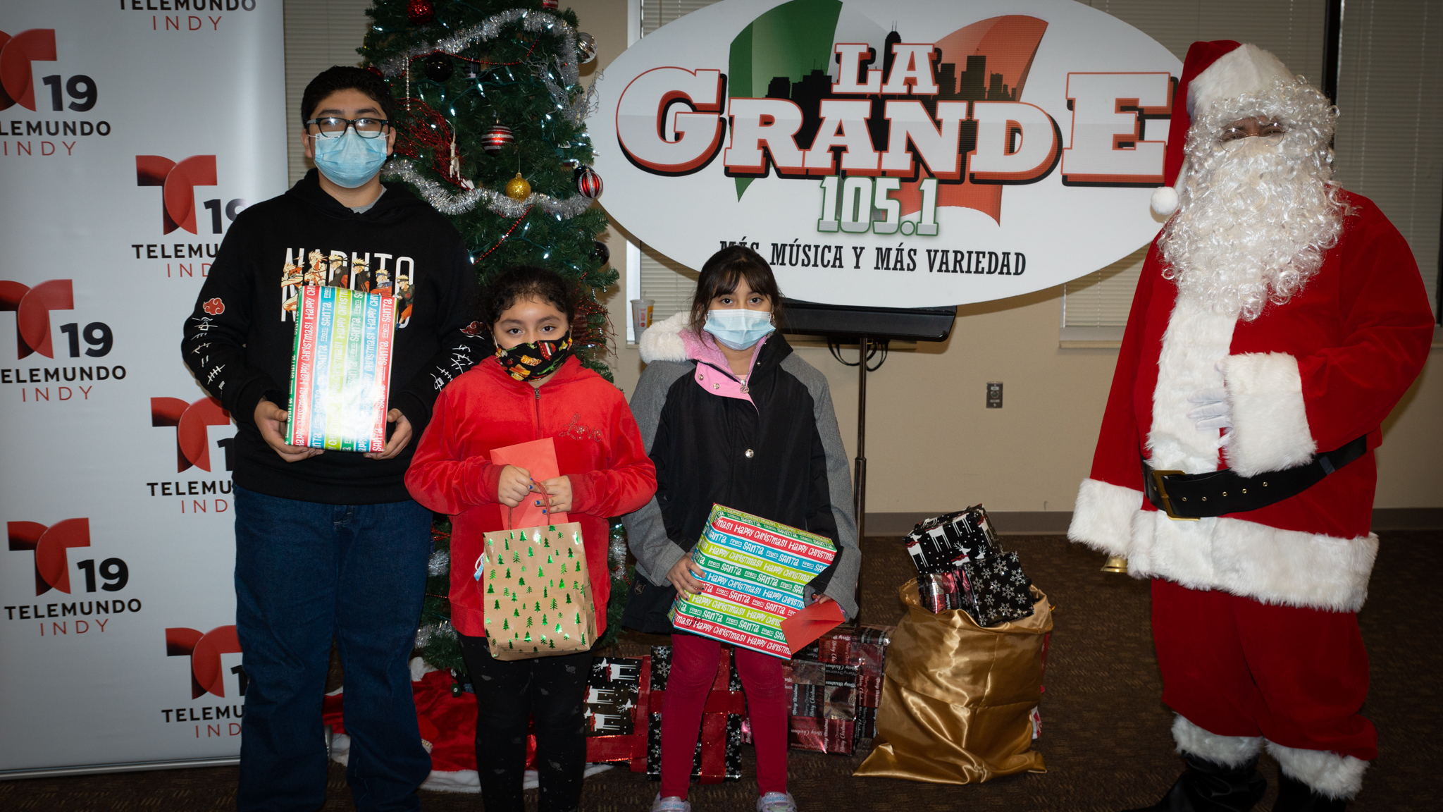 Navidad En Grande Pics with Santa Claus