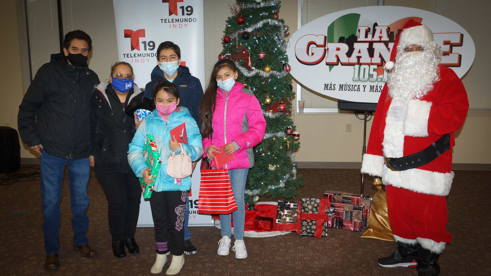 Navidad En Grande Pics with Santa Claus