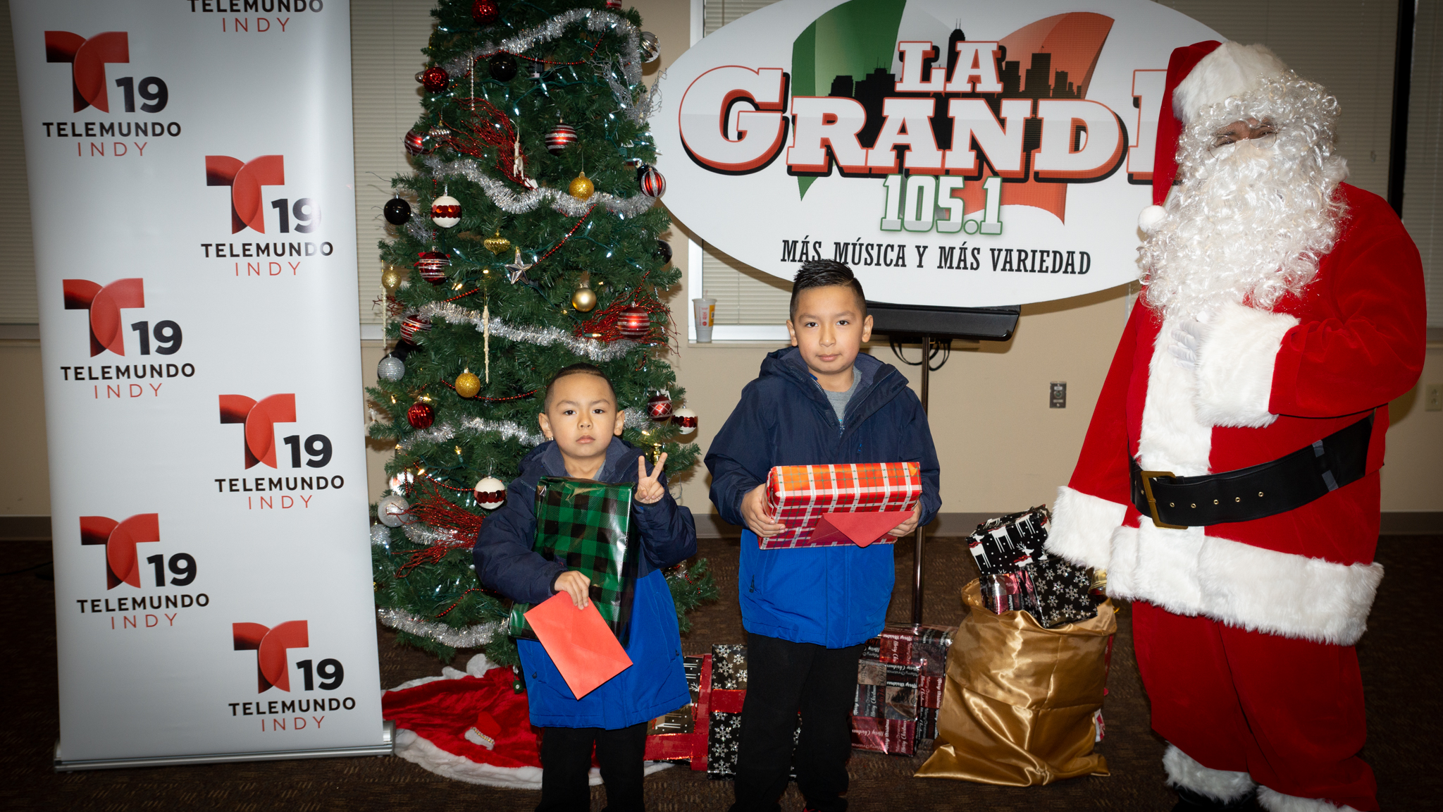 Navidad En Grande Pics with Santa Claus