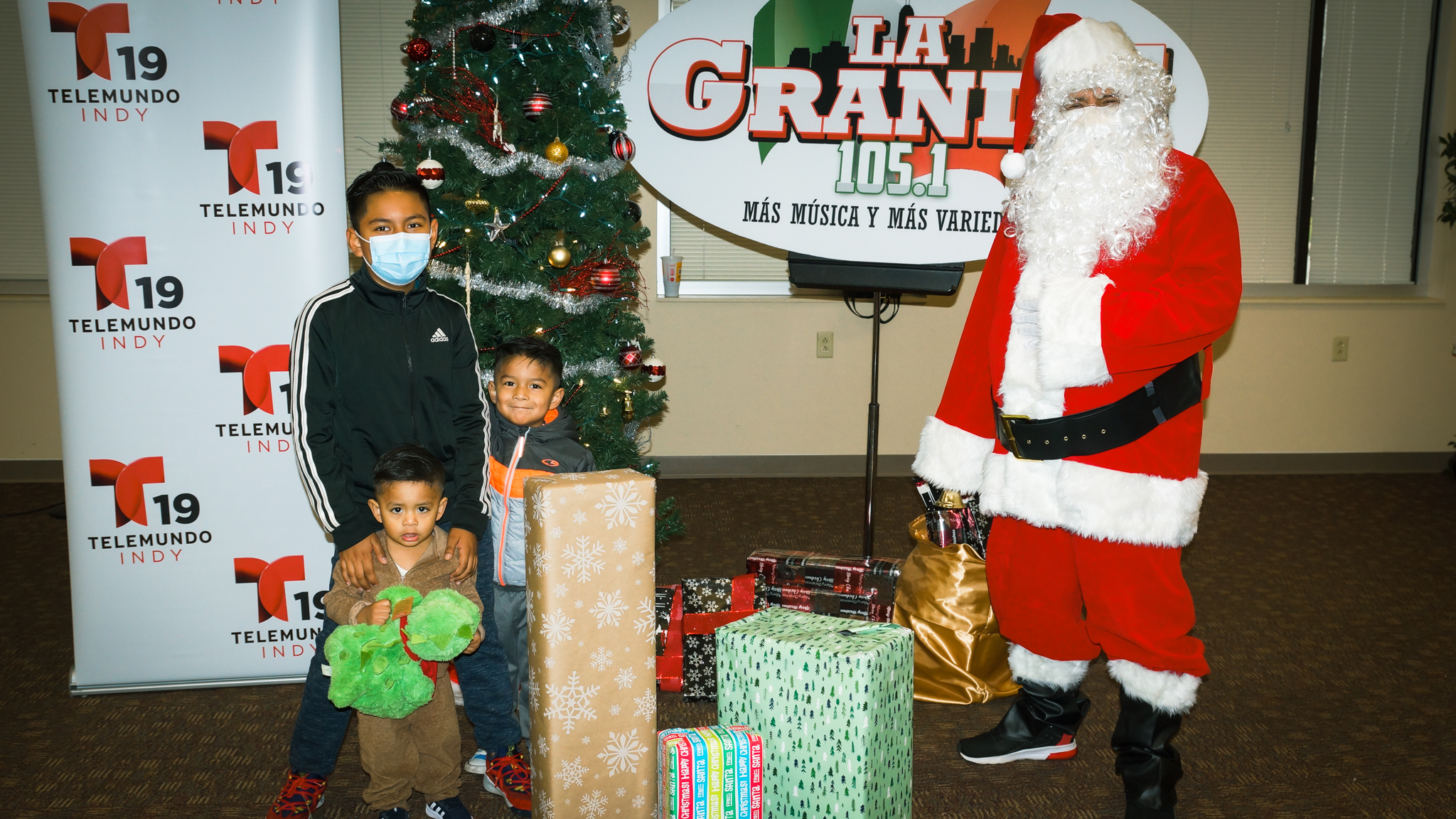 Navidad En Grande Pics with Santa Claus