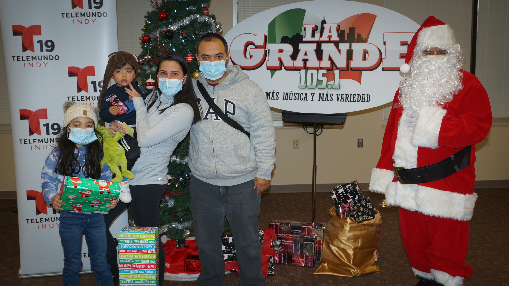 Navidad En Grande Pics with Santa Claus