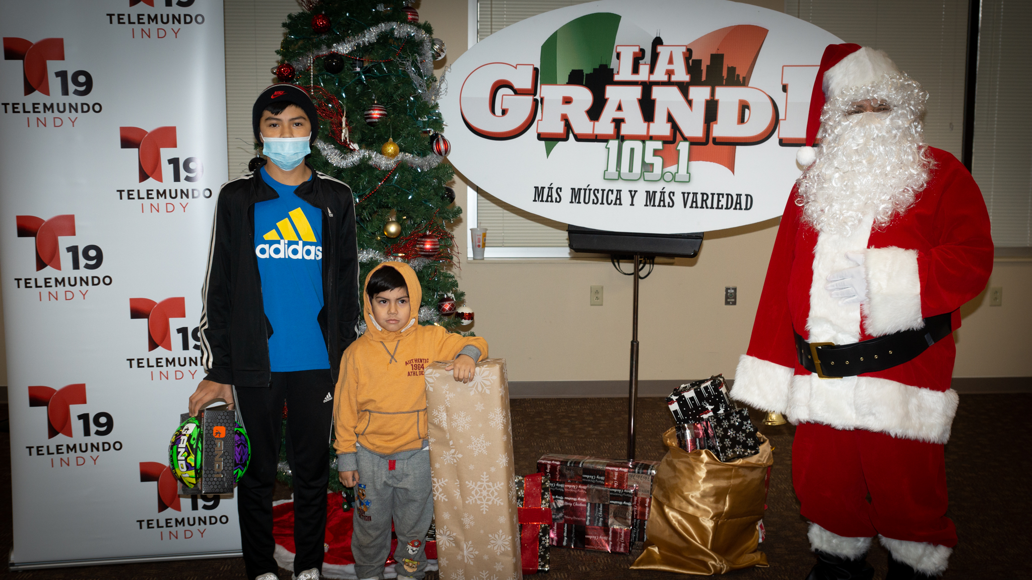 Navidad En Grande Pics with Santa Claus