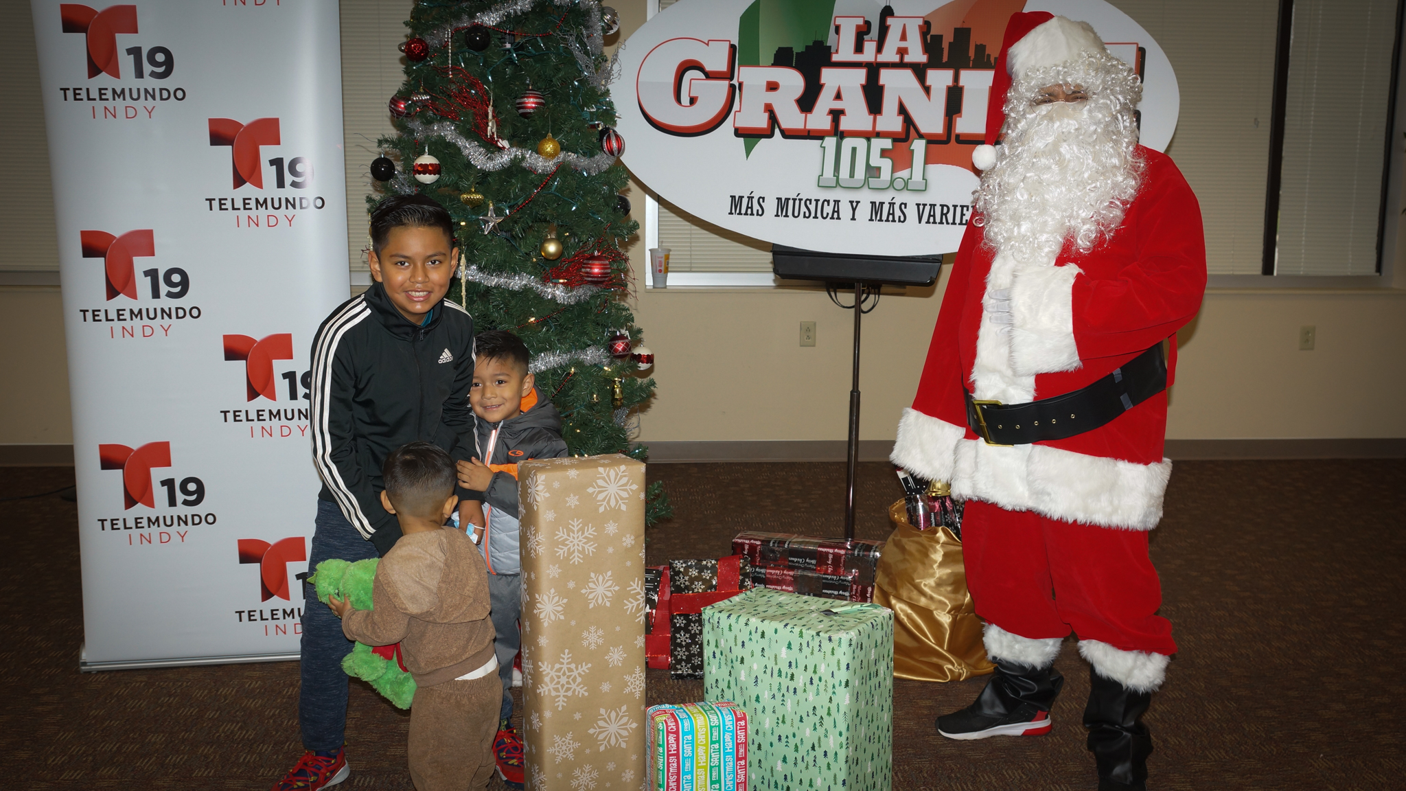 Navidad En Grande Pics with Santa Claus