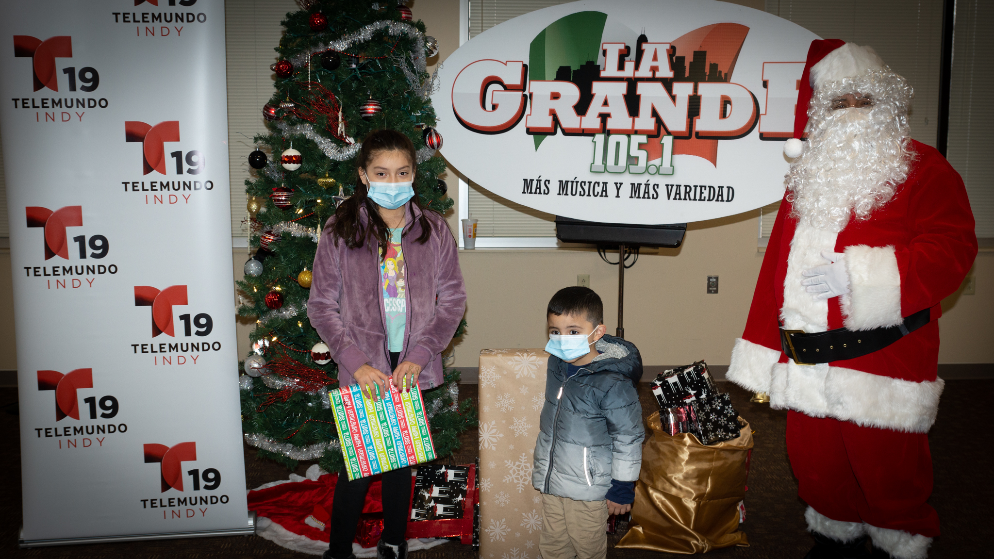 Navidad En Grande Pics with Santa Claus