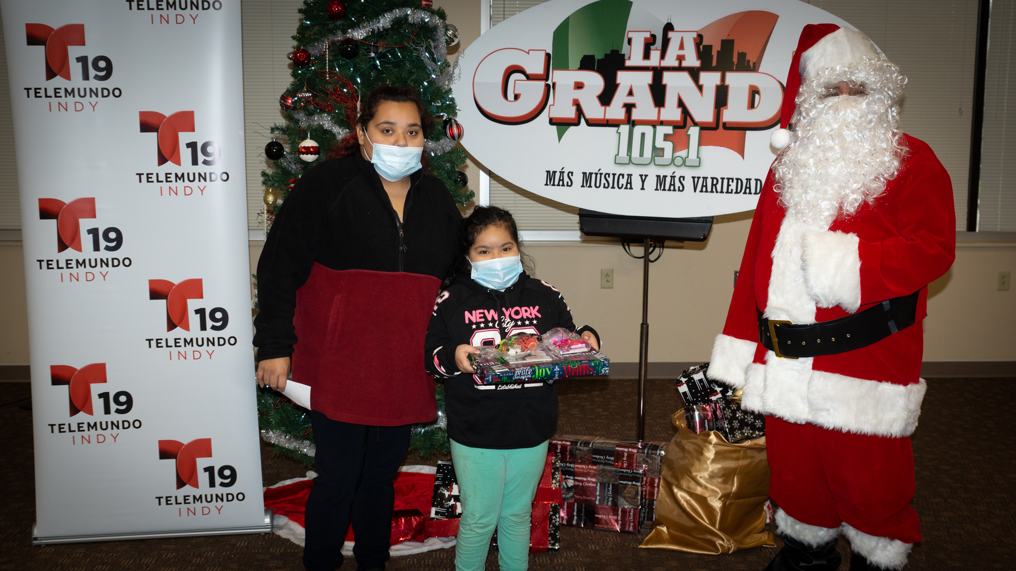 Navidad En Grande Pics with Santa Claus