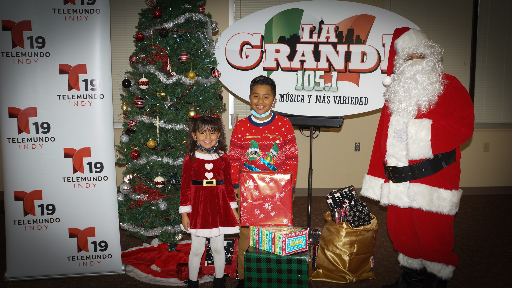 Navidad En Grande Pics with Santa Claus