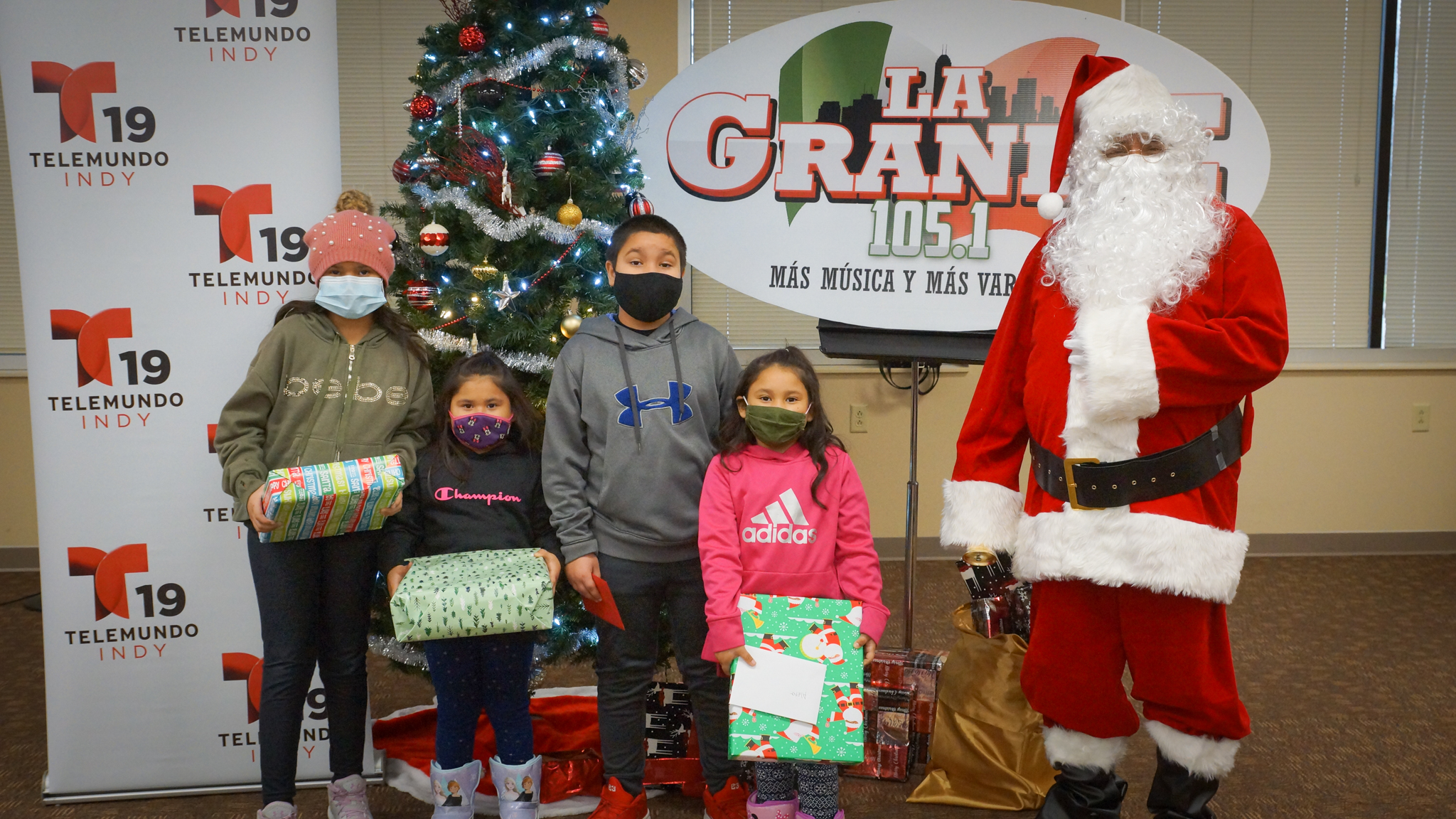 Navidad En Grande Pics with Santa Claus