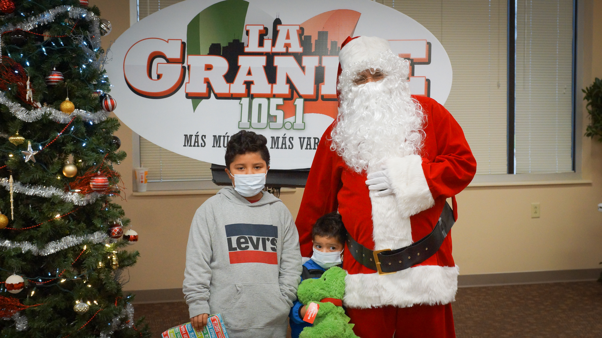 Navidad En Grande Pics with Santa Claus