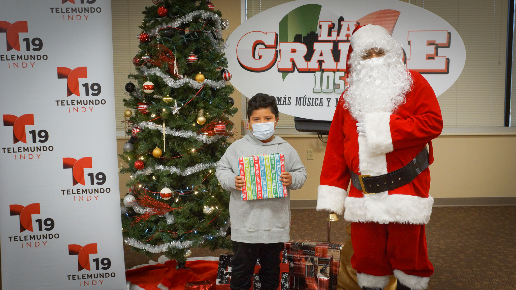 Navidad En Grande Pics with Santa Claus