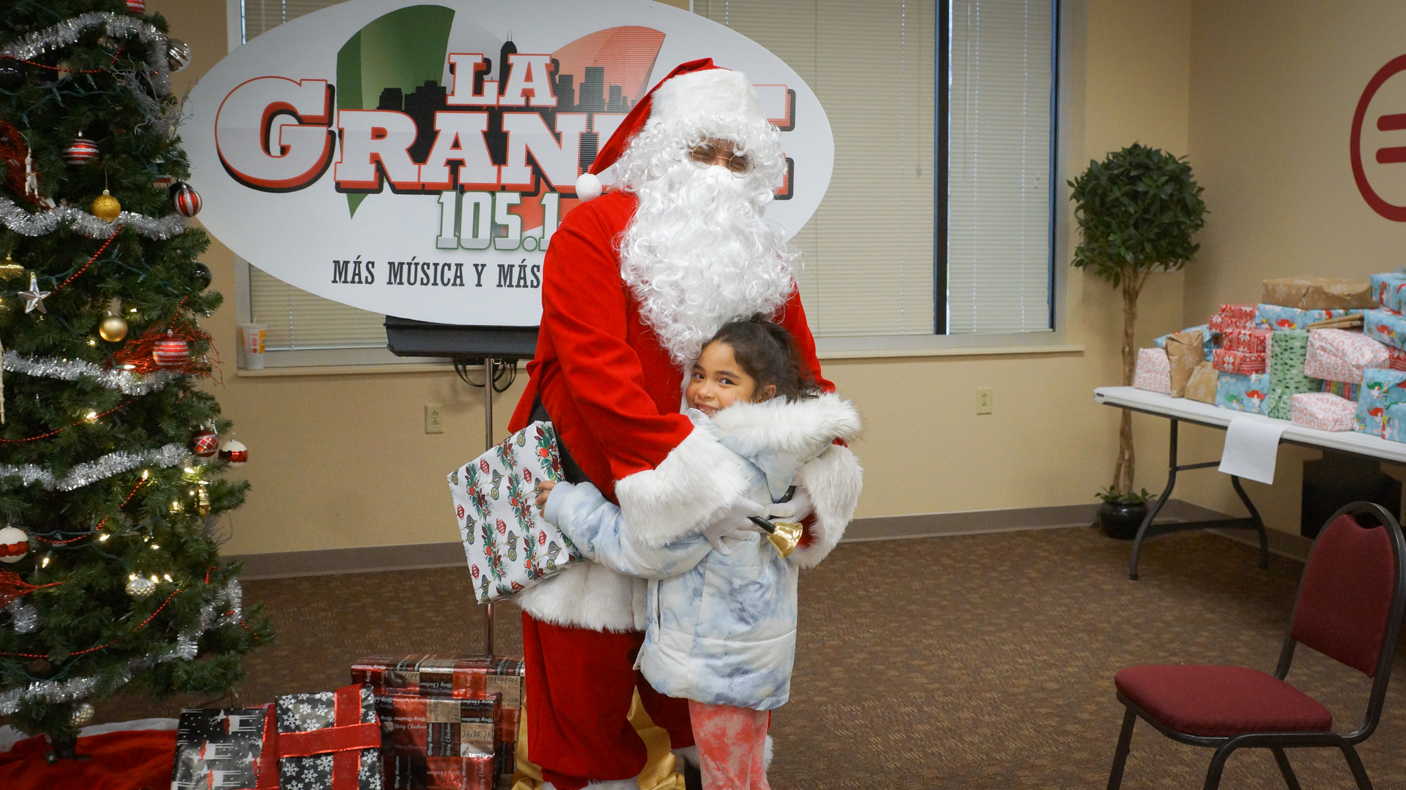 Navidad En Grande Pics with Santa Claus