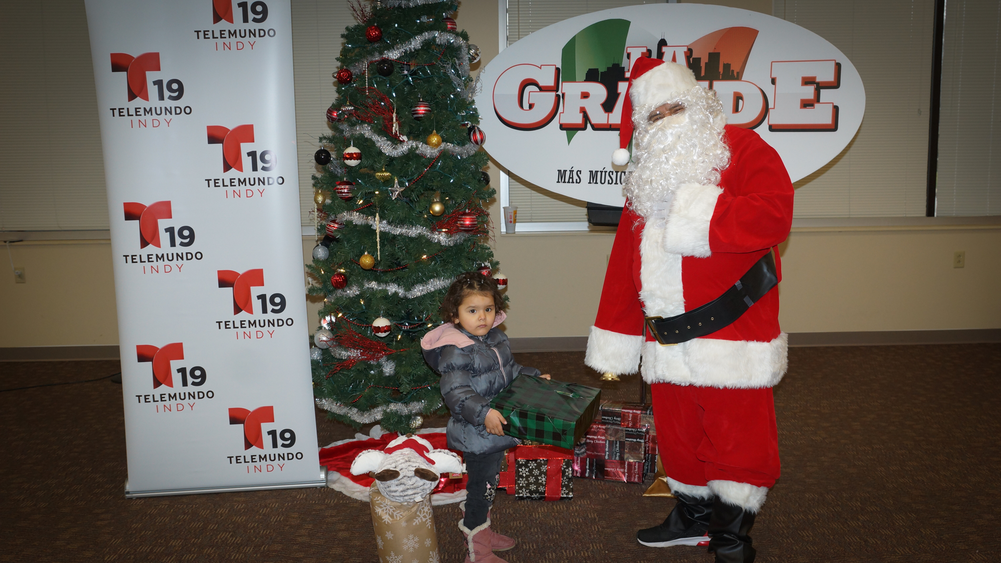 Navidad En Grande Pics with Santa Claus