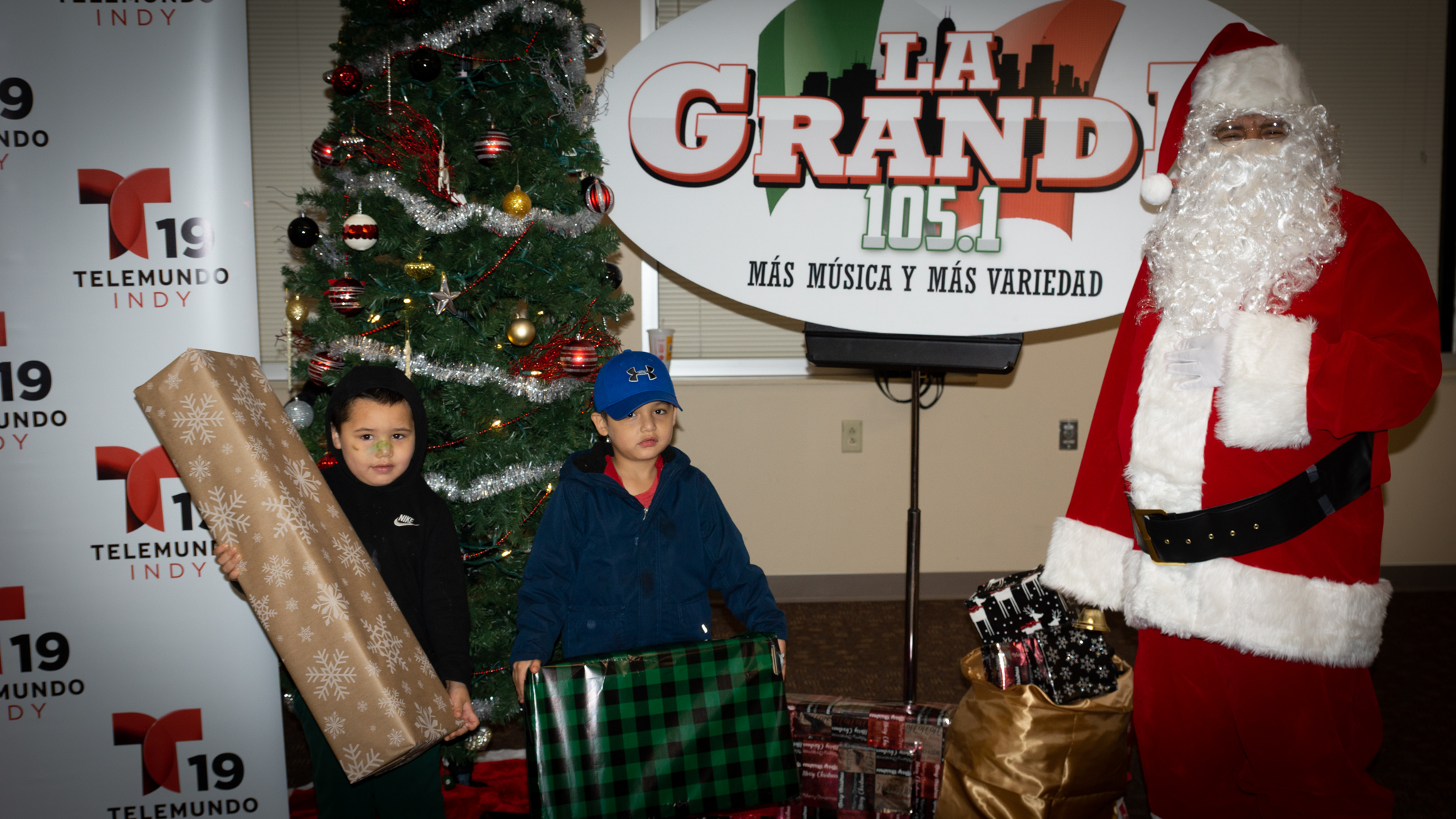 Navidad En Grande Pics with Santa Claus