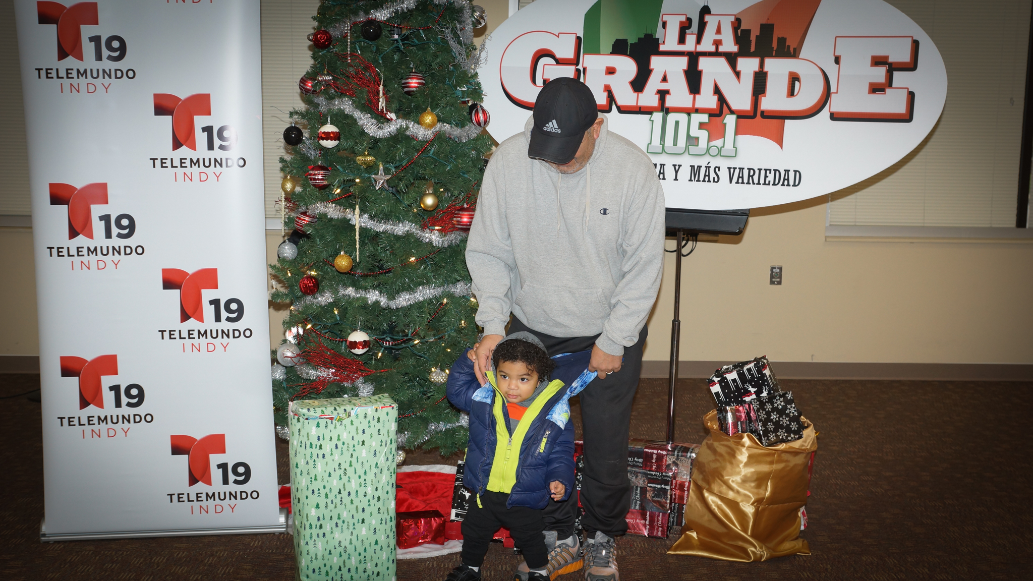 Navidad En Grande Pics with Santa Claus