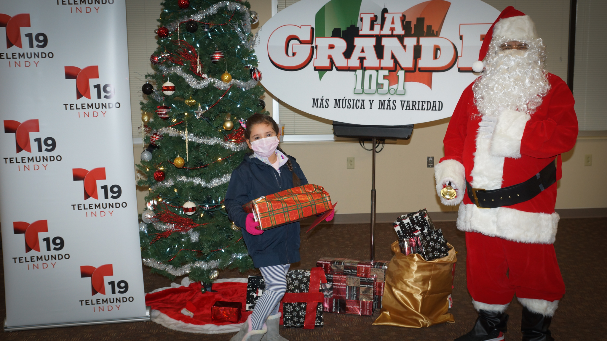 Navidad En Grande Pics with Santa Claus