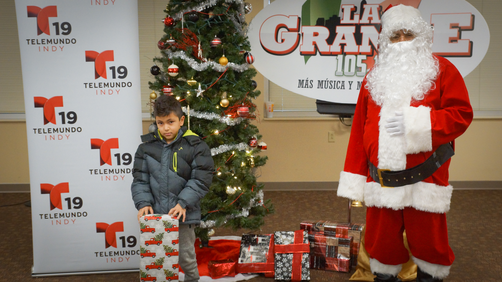 Navidad En Grande Pics with Santa Claus