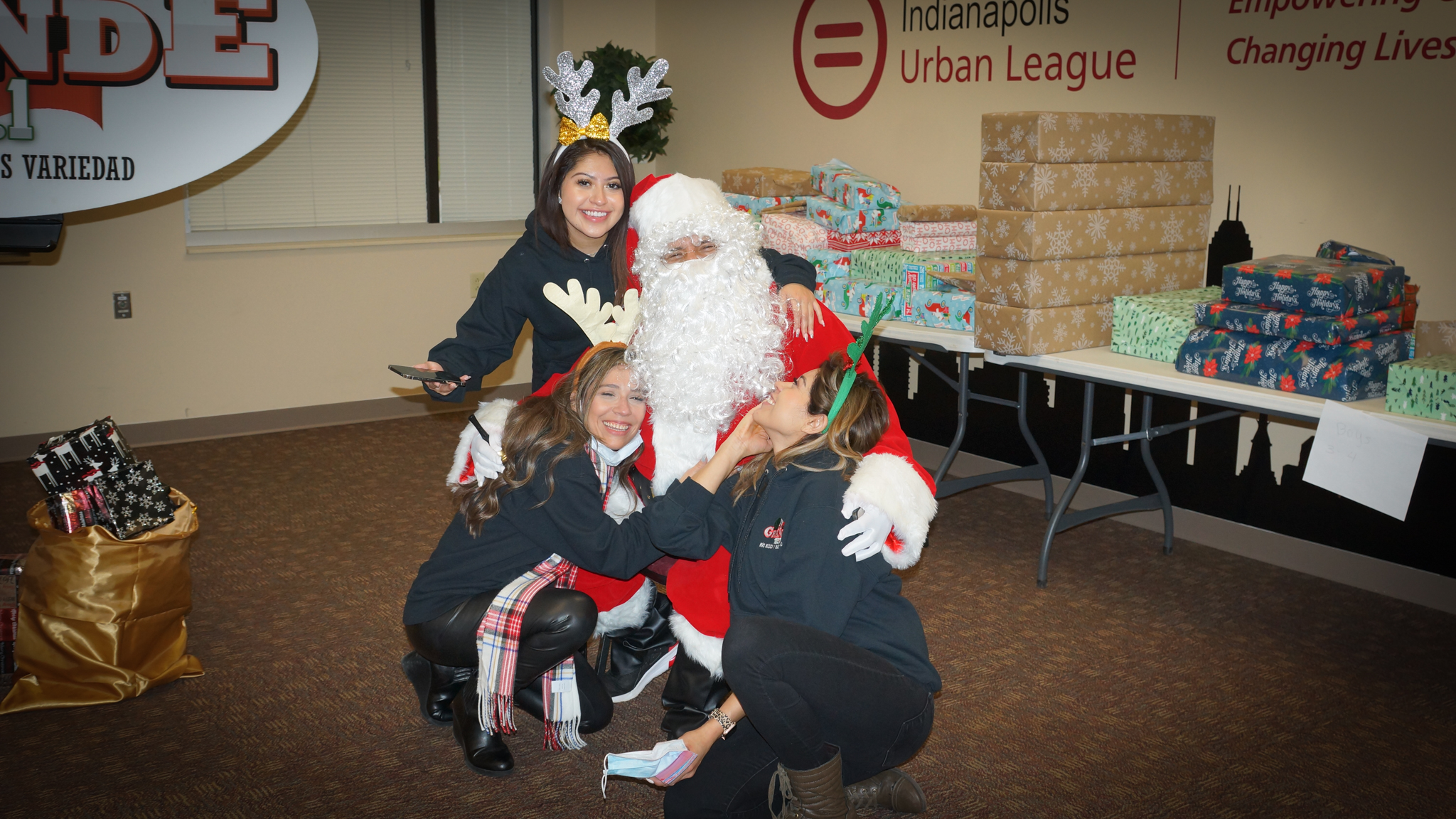 Navidad En Grande Pics with Santa Claus