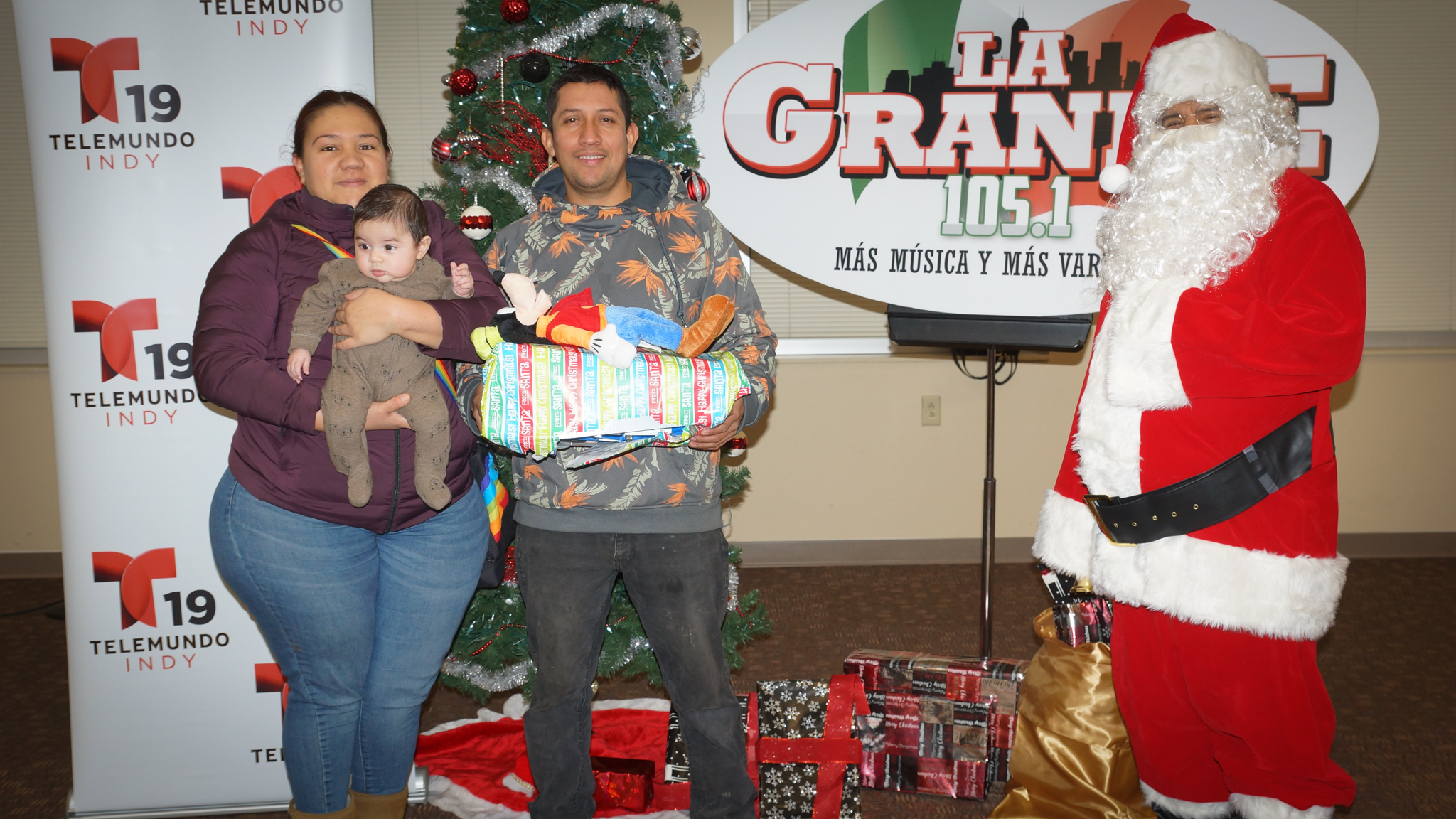 Navidad En Grande Pics with Santa Claus