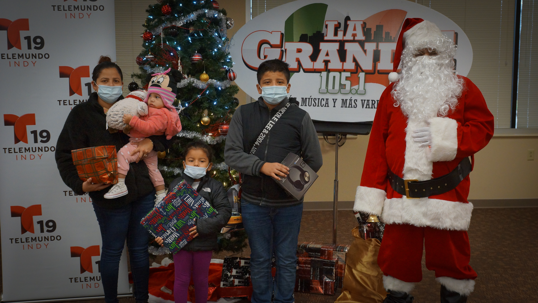 Navidad En Grande Pics with Santa Claus