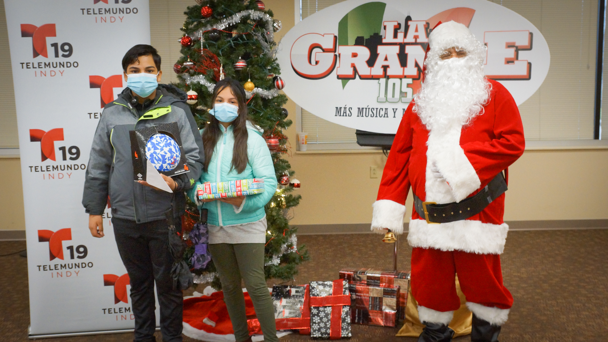 Navidad En Grande Pics with Santa Claus