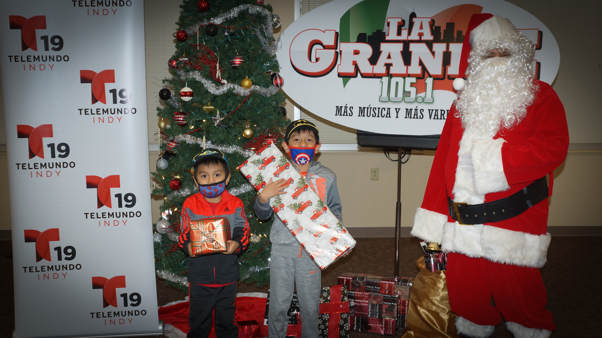 Navidad En Grande Pics with Santa Claus