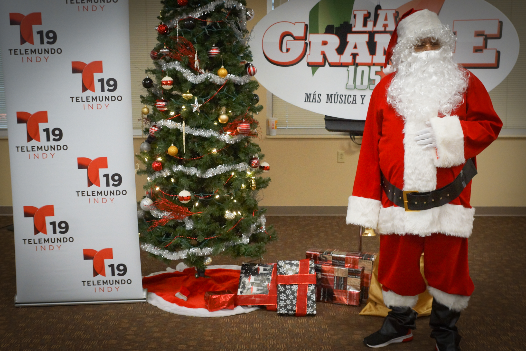 Navidad En Grande Pics with Santa Claus