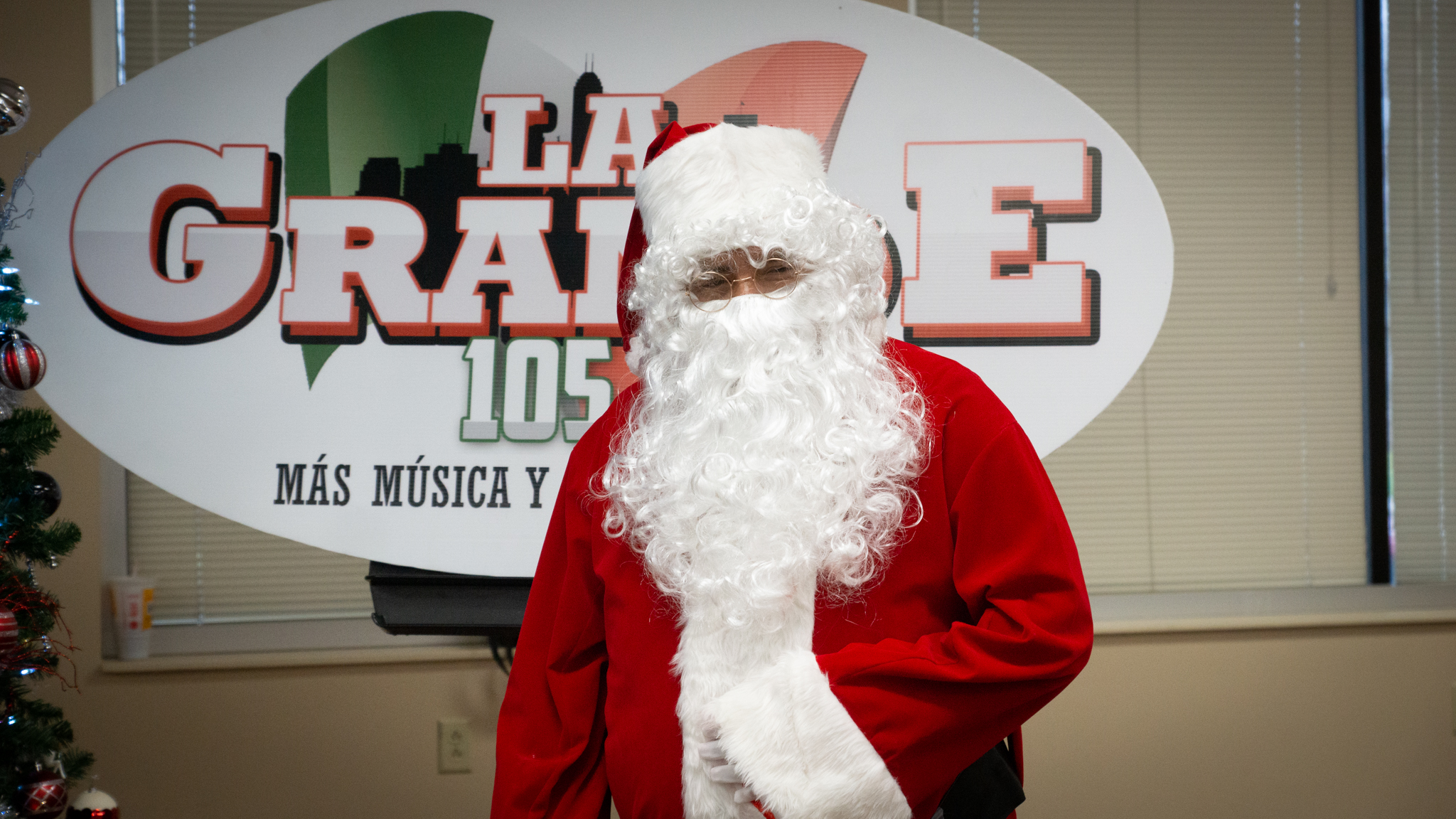 Navidad En Grande Pics with Santa Claus