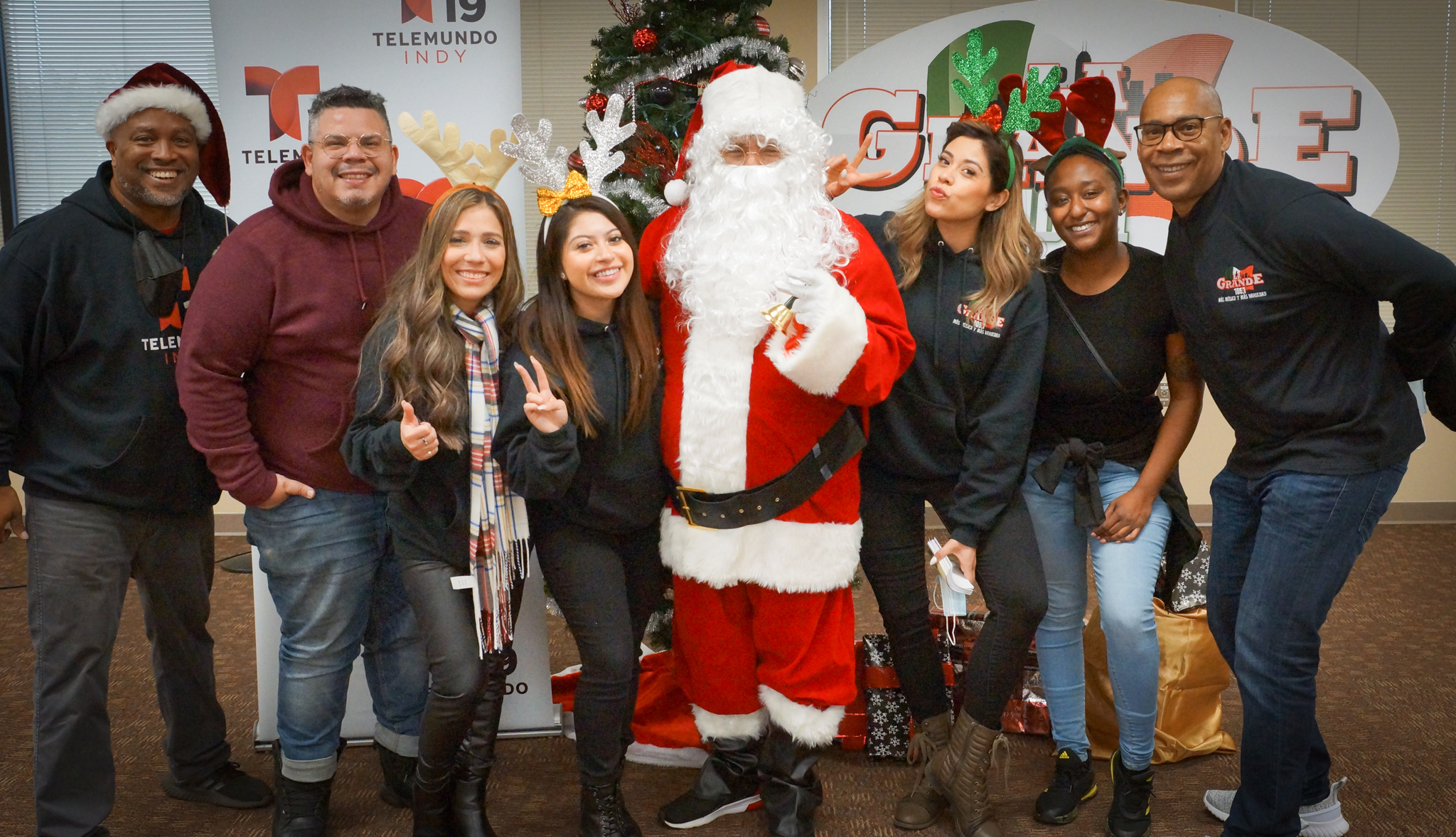 Navidad En Grande Pics with Santa Claus