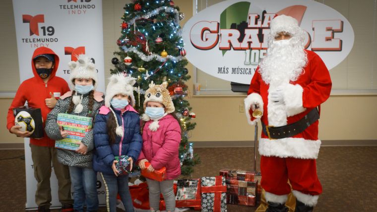 Navidad En Grande Pics with Santa Claus