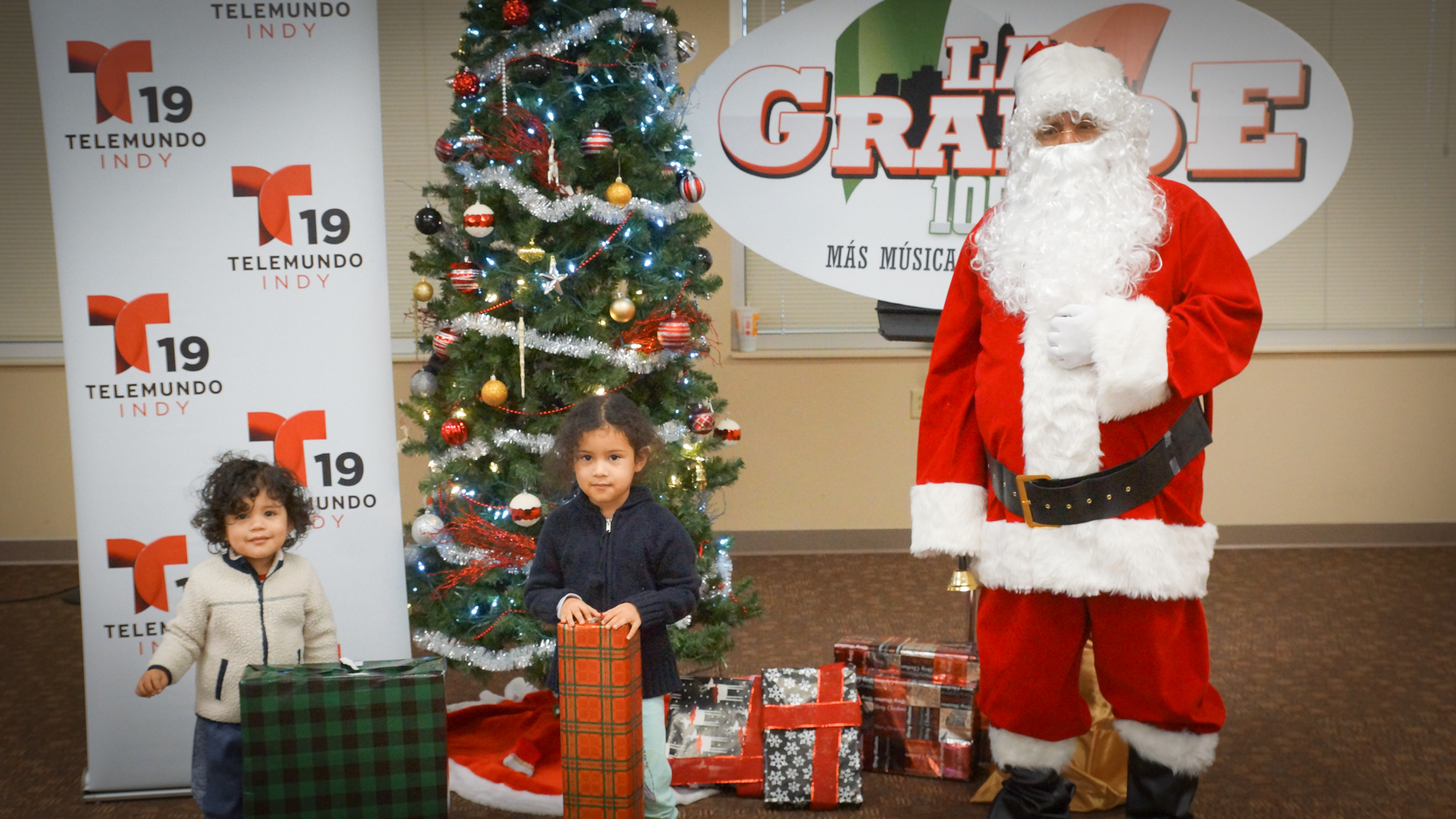 Navidad En Grande Pics with Santa Claus