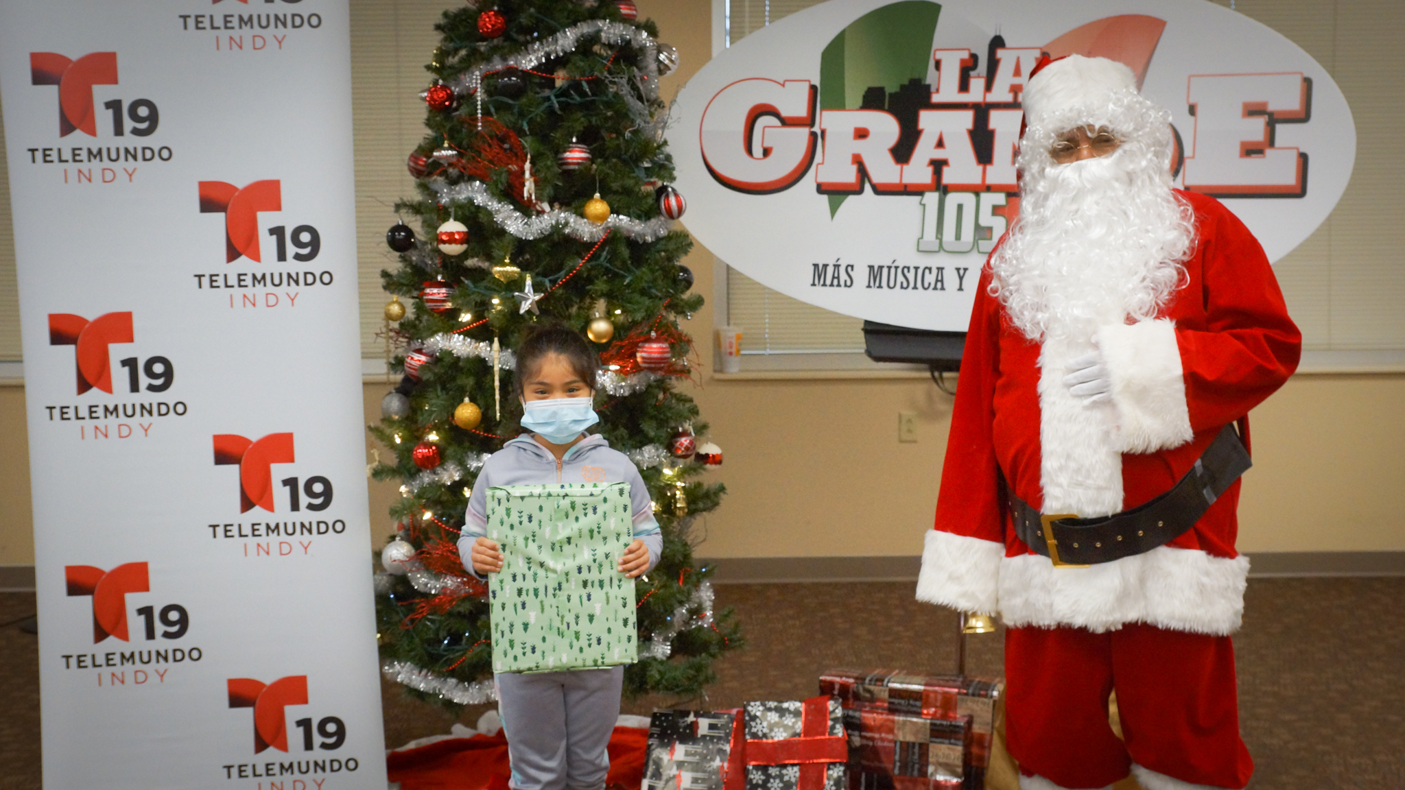 Navidad En Grande Pics with Santa Claus