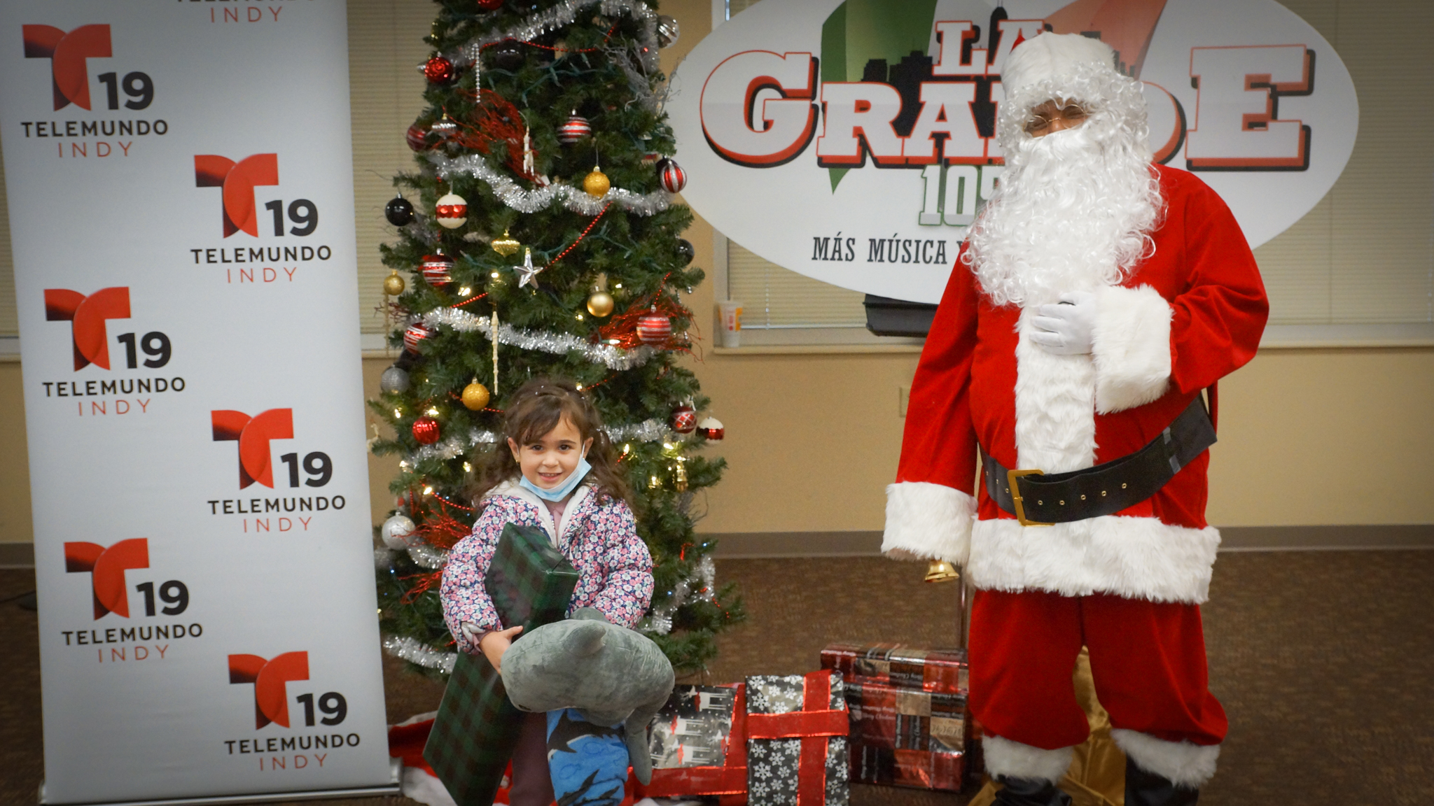 Navidad En Grande Pics with Santa Claus