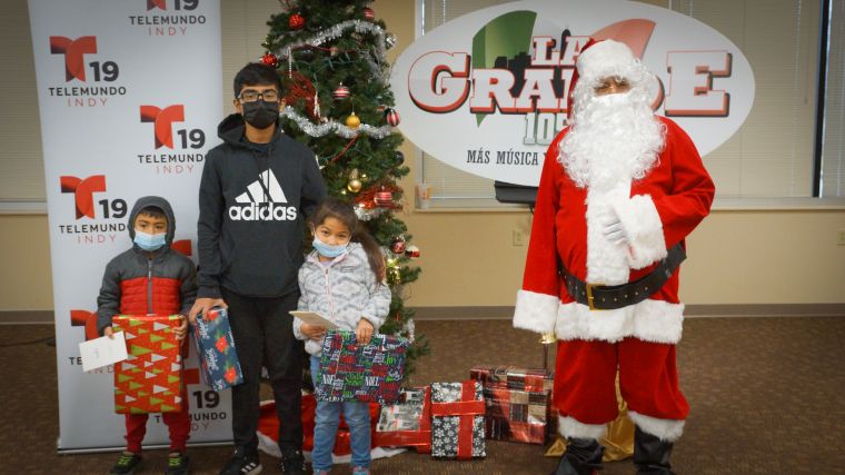 Navidad En Grande Pics with Santa Claus