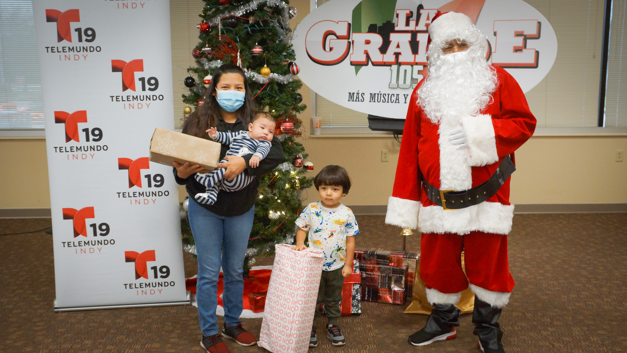 Navidad En Grande Pics with Santa Claus