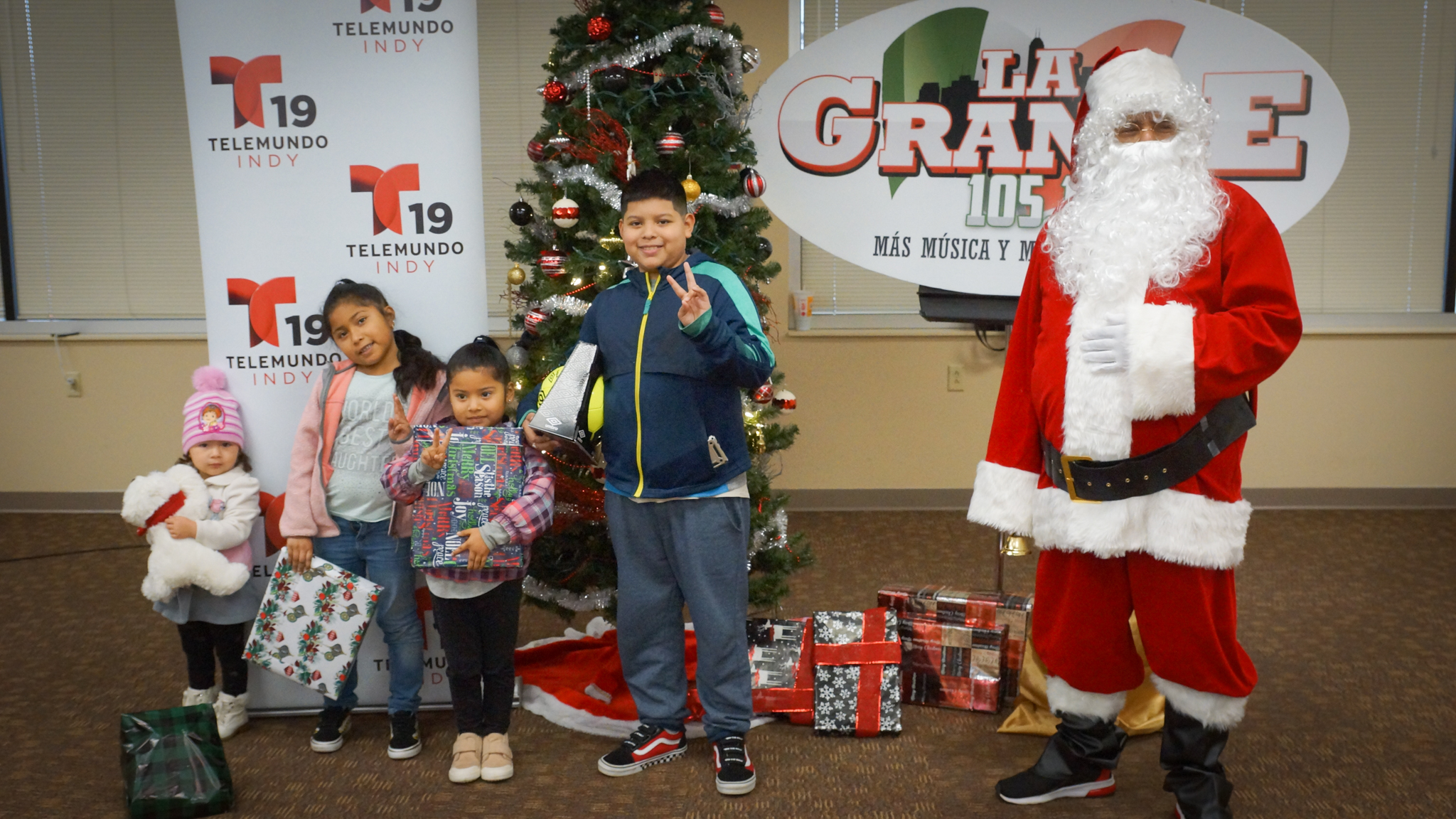 Navidad En Grande Pics with Santa Claus