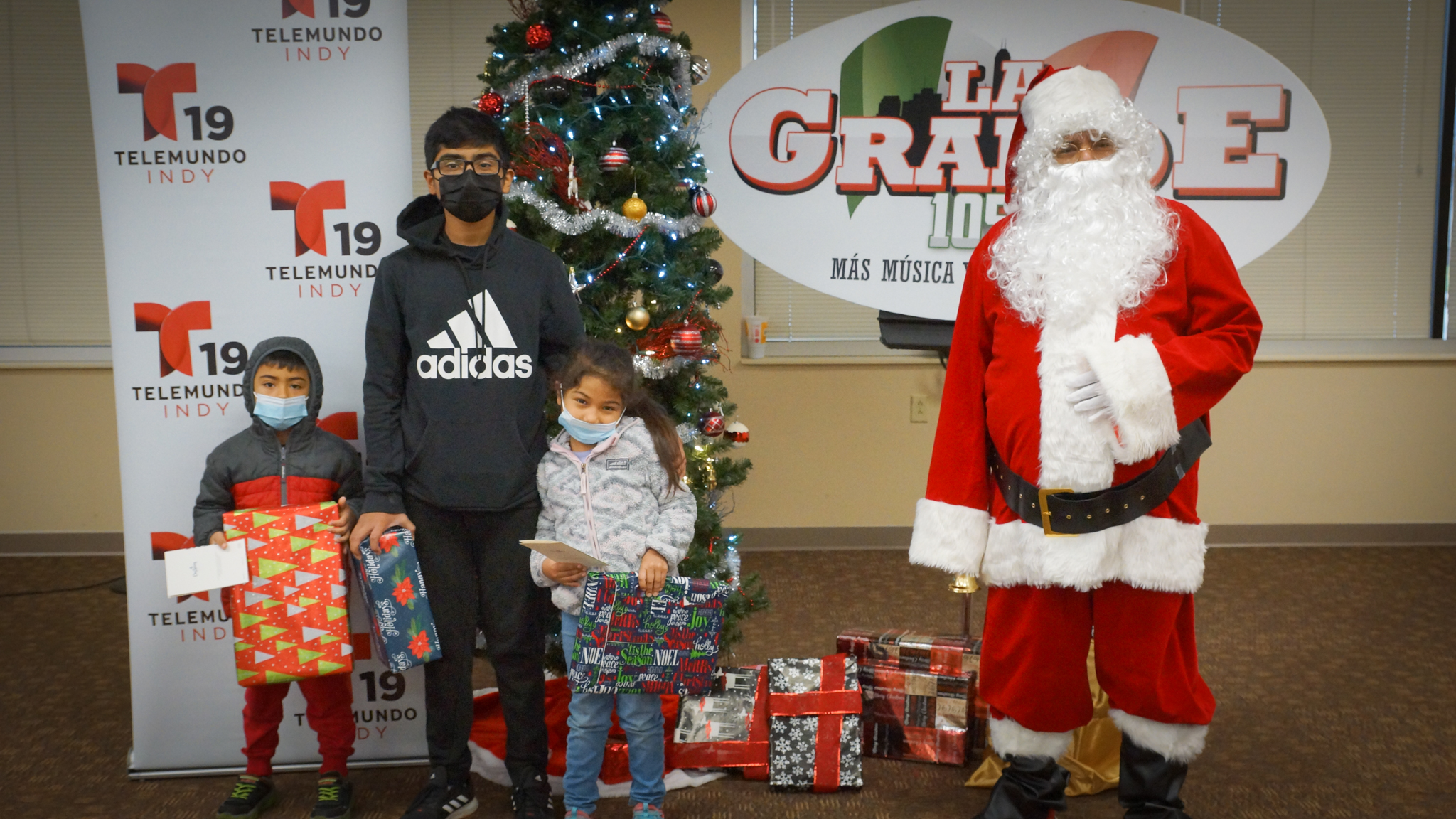 Navidad En Grande Pics with Santa Claus